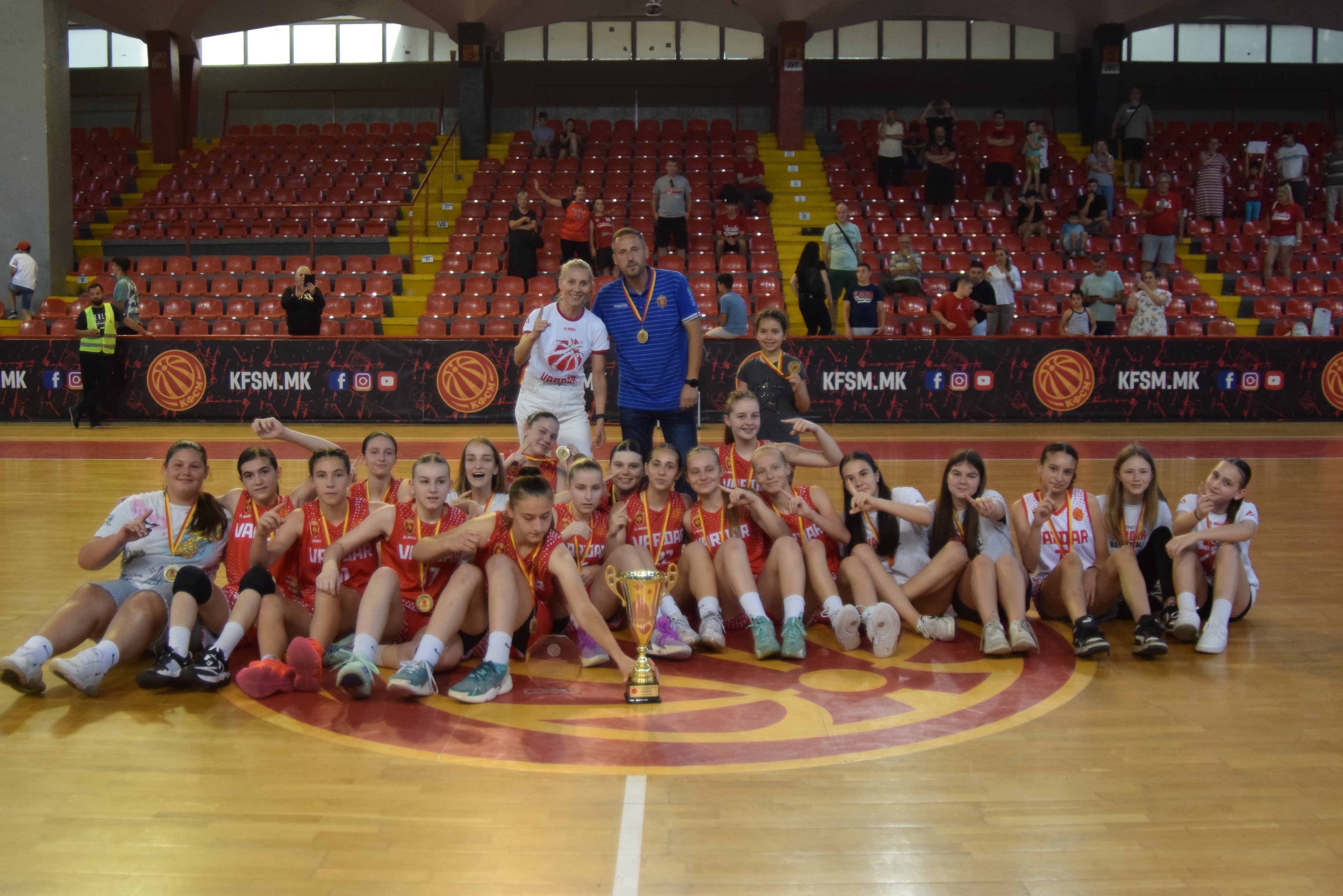 МЛАДИНСКИ ЛИГИ: Шампионскиот пехар во М14 лигата во рацете на кошаркарките на Вардар