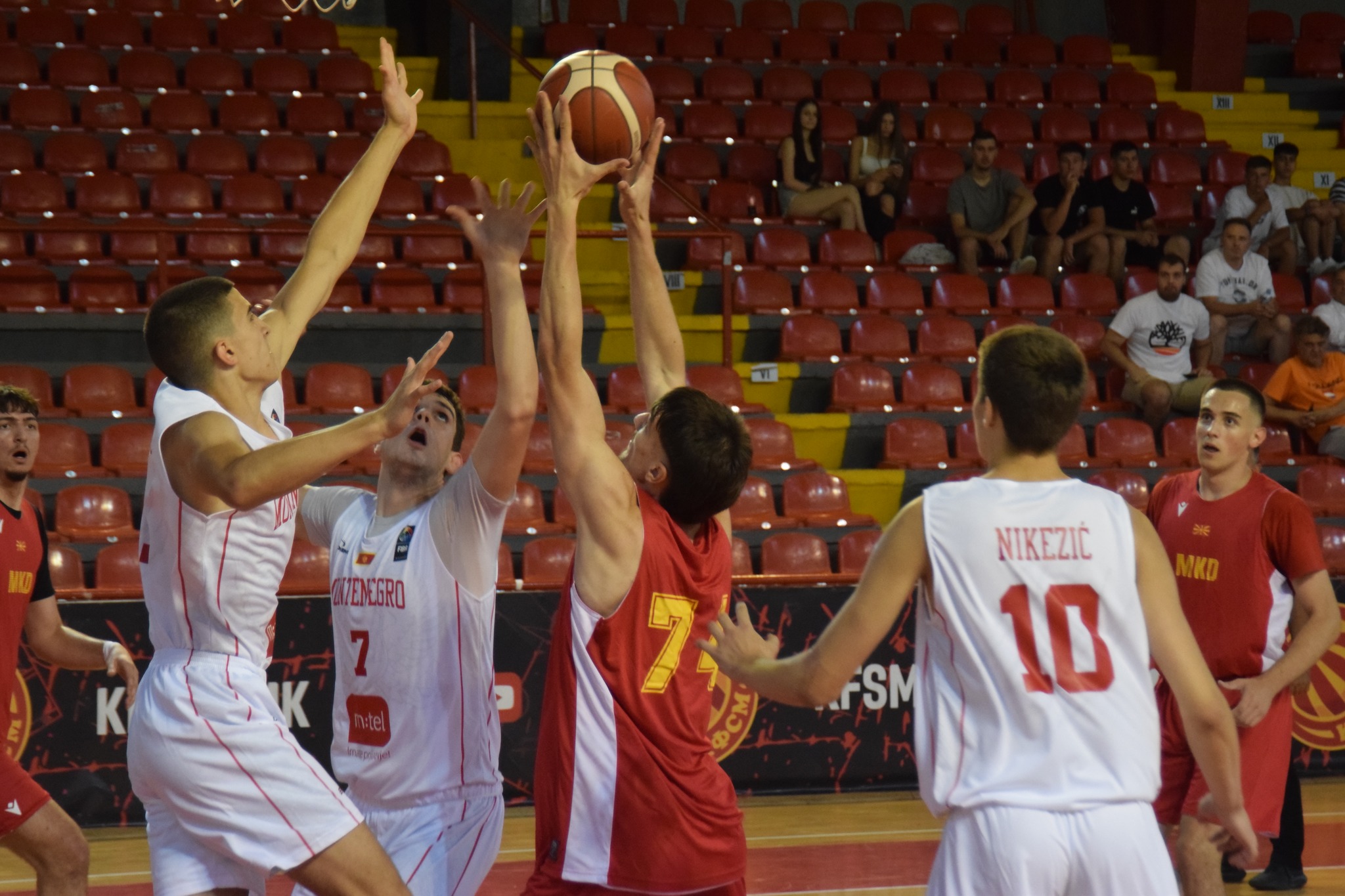 На првата „контрола“ јуниорската селекција на Македонија загуби минимално од Црна Гора
