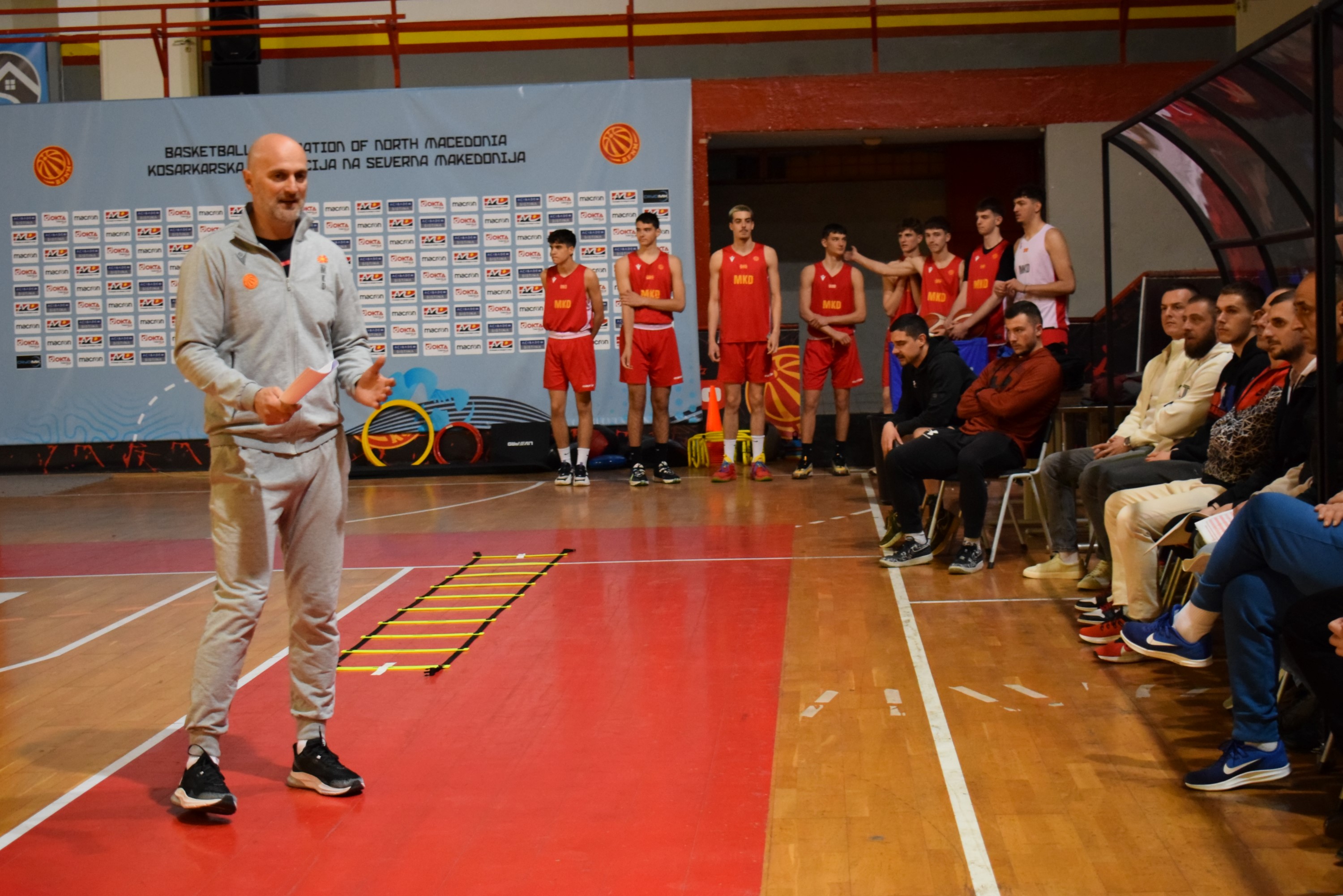 Професор Александар Кукриќ предаваше на темата „специфичности во развојот на младите кошаркари“