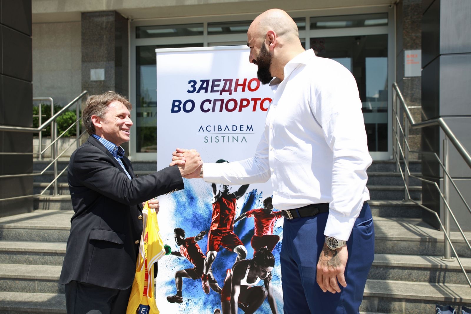 Претседателот Антиќ и капитенот Стојановски во „Аџибадем Систина“: Болницата останува партнер на македонските кошаркари