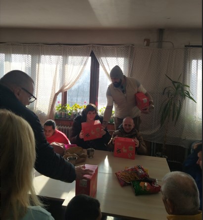 Претседателот Перо Антиќ со новогодишни подароци за децата од Заводот за рехабилитација (ФОТО)